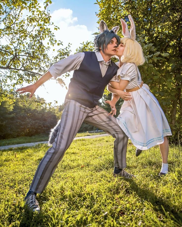 Cosplay Couple Ideas, Couple Cosplay Ideas, Couple Cosplays, Costumes 2023, Cute Couples Costumes, Funny Couple Costumes, Cosplay Couple, Popular Halloween Costumes, Couples Cosplay