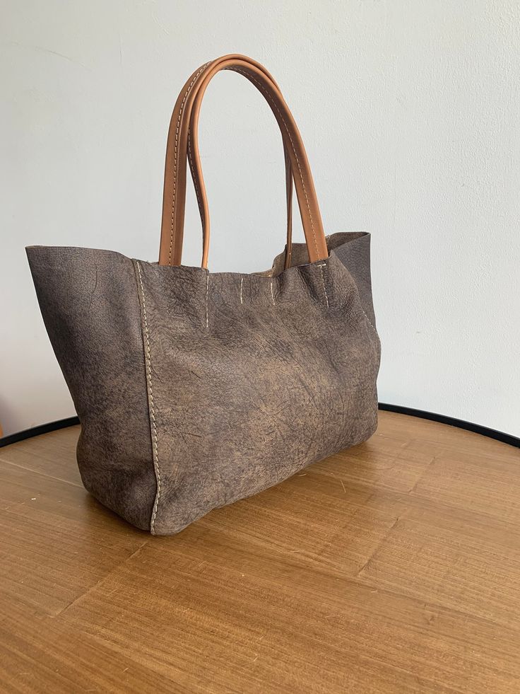 Handmade tote bag with 100% Argentine genuine leather. Made by traiditional Argentine leather craftmen families. - Dimensions: * Length 50 cm = 19,68 in * Height 30 cm = 11,81 in * Width 18 cm = 7,1 in - Composition: 100% genuine leather exterior. - Inside pocket - Complete with a courtesy cloth bag with our logo that makes it the perfect gift bag. - Money back guarantee, in case the customer is dissatisfied, within 30 days of purchase. - WE SHIP WITH DHL EXPRESS - SPEEDY AND HIGHLY RELIABLE SER Rectangular Leather Satchel With Rolled Handles, Leather Tote Bucket Bag, Natural Leather Bucket Bag For Daily Use, Brown Bag With Long Handle For Everyday, Natural Leather Shoulder Bag With Handles, Brown Shoulder Bag With Long Handle For Daily Use, Light Brown Leather Handles Bucket Bag, Natural Soft Leather Shoulder Bag, Artisan Leather Tote Bag