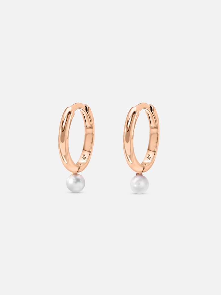 Add effortless edge to your ear stack. The Single Pearl Hoop fits beautifully in a second or third piercing. We love it stacked with the classic, solid 13mm huggie. 14K Gold 11 mm Huggie Hoop 4 mm Fresh Water Pearl Available in yellow gold, rose gold and white gold Made in Downtown LA Classic Rose Gold Huggie Hoop Earrings, Timeless Rose Gold Hoop Earrings For Everyday, Classic Small Hoop Rose Gold Huggie Earrings, Classic Rose Gold Small Hoop Huggie Earrings, Classic Stackable Hoop Huggie Earrings, Classic Stackable Huggie Earrings, Classic White Gold Stackable Earrings, Classic Small Hoop Huggie Earrings With Halo, Classic Round Stackable Hoop Earrings