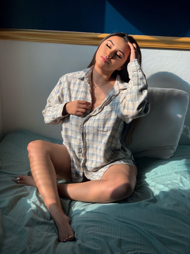 Hispanic girl with clear glowy skin bed photoshoot in flannel Flannel Photoshoot, Flannel Aesthetic, Bed Photoshoot, Glowy Makeup Natural, Flannel Outfits Summer, Flannel Shirt Outfit, Flannel Friday, Photoshoot Summer, Flannel Outfits