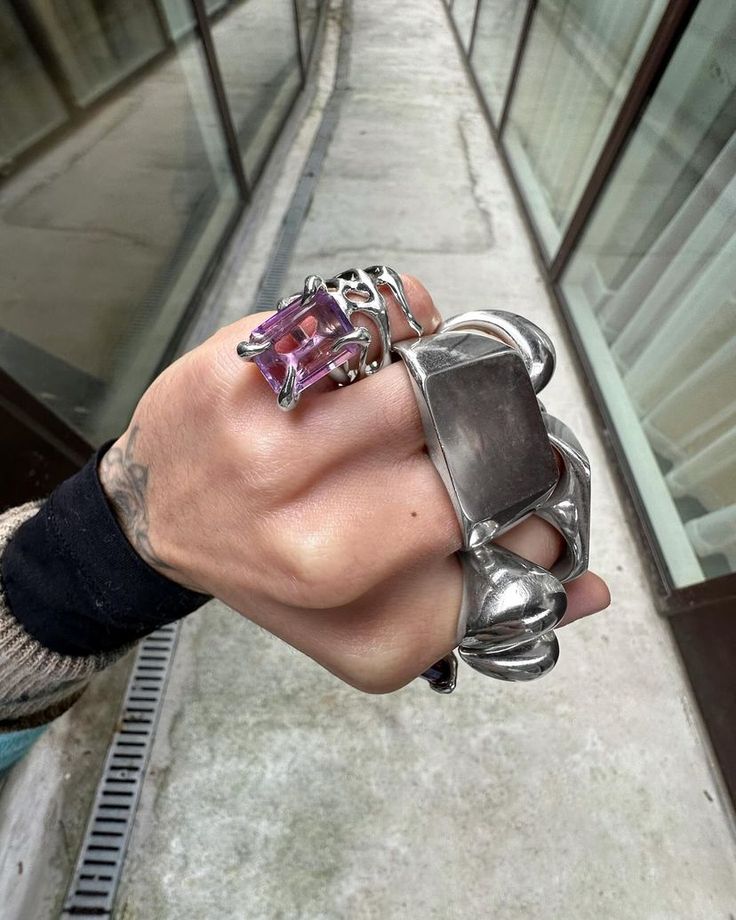 Alien Ring, Contemporary Jewelry Rings, Dope Jewelry Accessories, Jewelry Tattoo, Dope Jewelry, Jewelry Lookbook, Metal Accessories, Hand Jewelry, Girly Jewelry