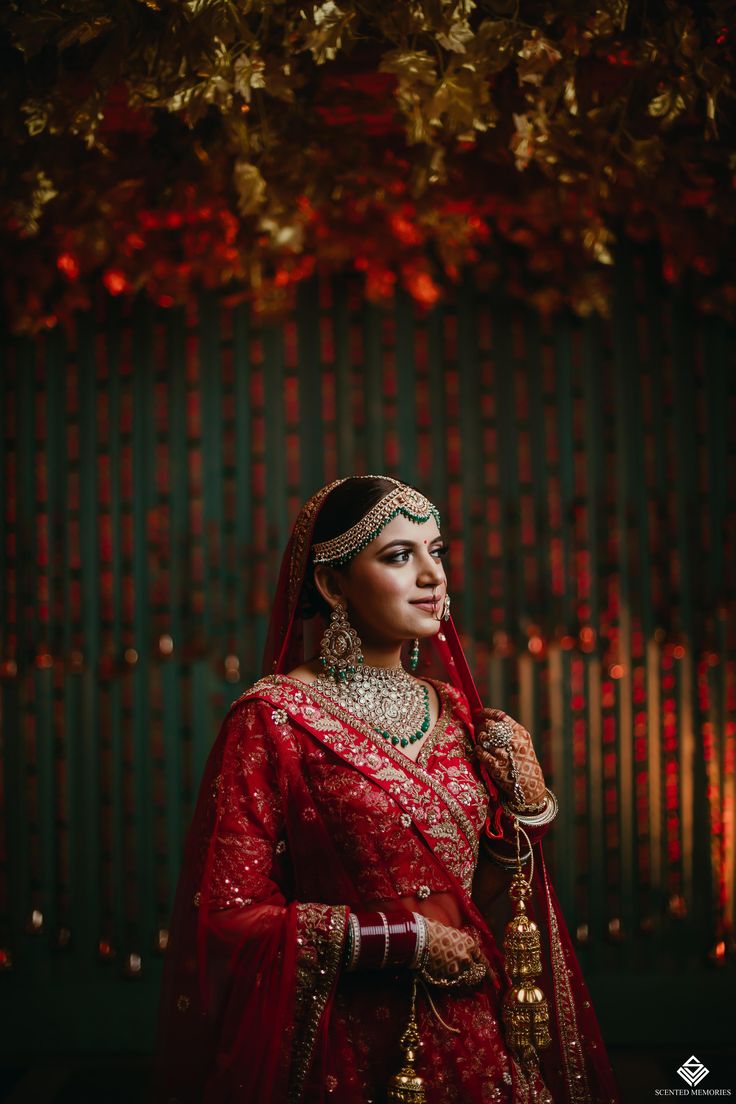 Wedding Bridal Poses Photo Ideas, Bride Wedding Poses Photo Ideas, Single Poses For Bride, Wedding Single Photos, Bride Poses For Wedding, Wedding Bridal Shoot, Wedding Pose For Bride, Bridal Poses Single, Bride Singal Poses