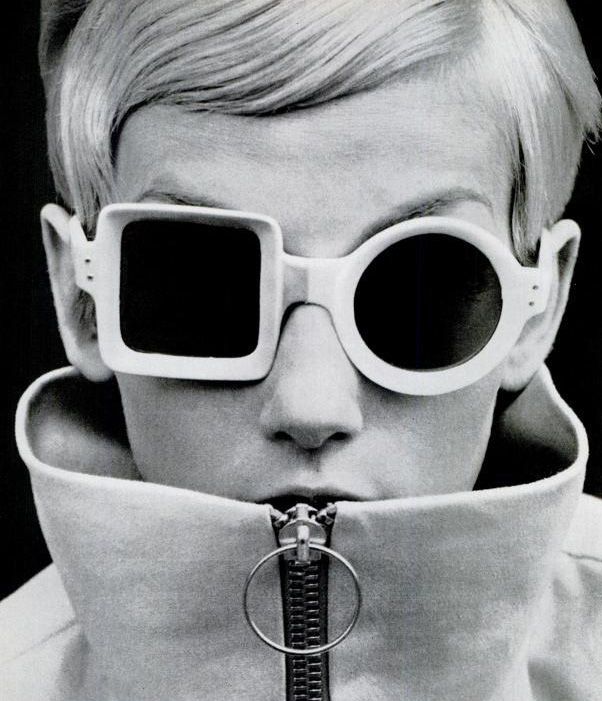 Twiggy Lawson, 60s Sunglasses, Sixties Style, Cheap Ray Bans, Black And White Photograph, Cooler Look, Cat Eyes, Mod Fashion, 1960s Fashion