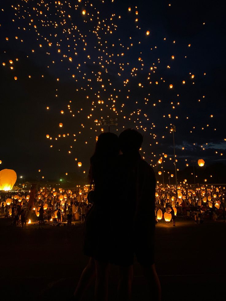 lanterns Alternative Vision Board, Tangle Lanterns, Tangled Aesthetic Lanterns, Tangled Lanterns, Dream Dates, Floating Lanterns, Image Couple, Sky Full, Disney Tangled