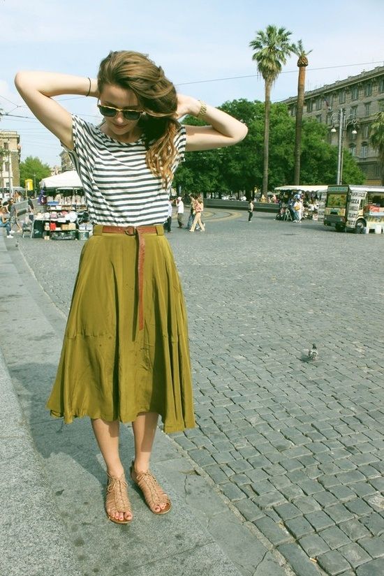 I love it.. Rok Midi, Rok Mini, Mode Prints, Walking Down The Street, Mode Casual, Looks Street Style, Midi Skirts, Green Skirt, Looks Style