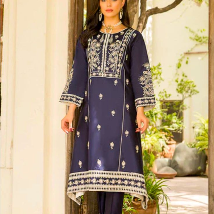 Panache Apparel Brand Outfit Type: Eastern Style : Frock Package Includes: 1 Piece -Top Fabric: Chambray Cotton Color:Blue Work Technique: Embroidered Description: Fully Embroidered Frock Designer Wedding Party Wear Bridesmaid / Punjabi Casual Muslim Afghani Bengali Indian Pakistani Arab Eid Sana Safinaz, Gul Ahmed, Khaadi, Asim Jofa, Farah Talib Aziz, Maria B, Faraz Manan, Sobia Nazir, Threads And Motifs, Chineyere, Bonanza, Ethnic, Sapphire, Cross Culture, Agha Noor, Saniya Maskatiya, Branded Blue Dabka Dress For Eid, Blue Straight Kurta Dress With Dabka, Blue Long Sleeve Dress With Dabka Embroidery, Royal Blue Dress With Dabka Work For Eid, Blue Unstitched Dress For Spring, Royal Blue Dress For Festive Occasions, Blue Dresses With Dabka Work For Summer, Saniya Maskatiya, Farah Talib Aziz