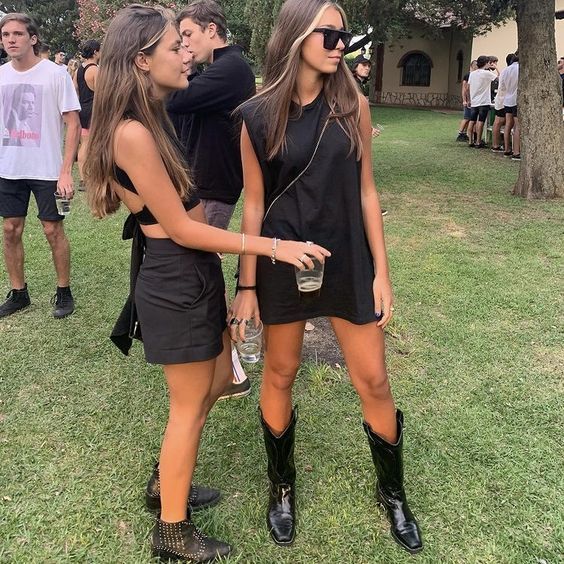 Loose Festival Outfit, Outfit Bota Vaquera, Country Party Outfit, Black Festival Outfit, Short Cowboy Boots Outfit, Cowboy Boots Women Outfits, Black Cowboy Boots Outfit, Summer Boots Outfit, Bota Western