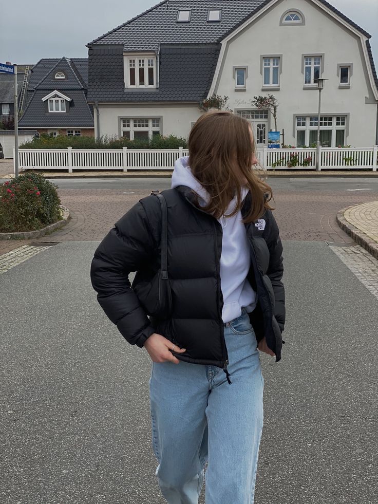 Autumn Outfits North Face, Poses With Puffer Jacket, Outfit Ideas North Face, How To Style A North Face Jacket, How To Style North Face Puffer Jacket, Outfit Ideas With North Face Jacket, Puffers Outfits, Outfit With North Face Jacket, North Face Puffer Jacket Street Style