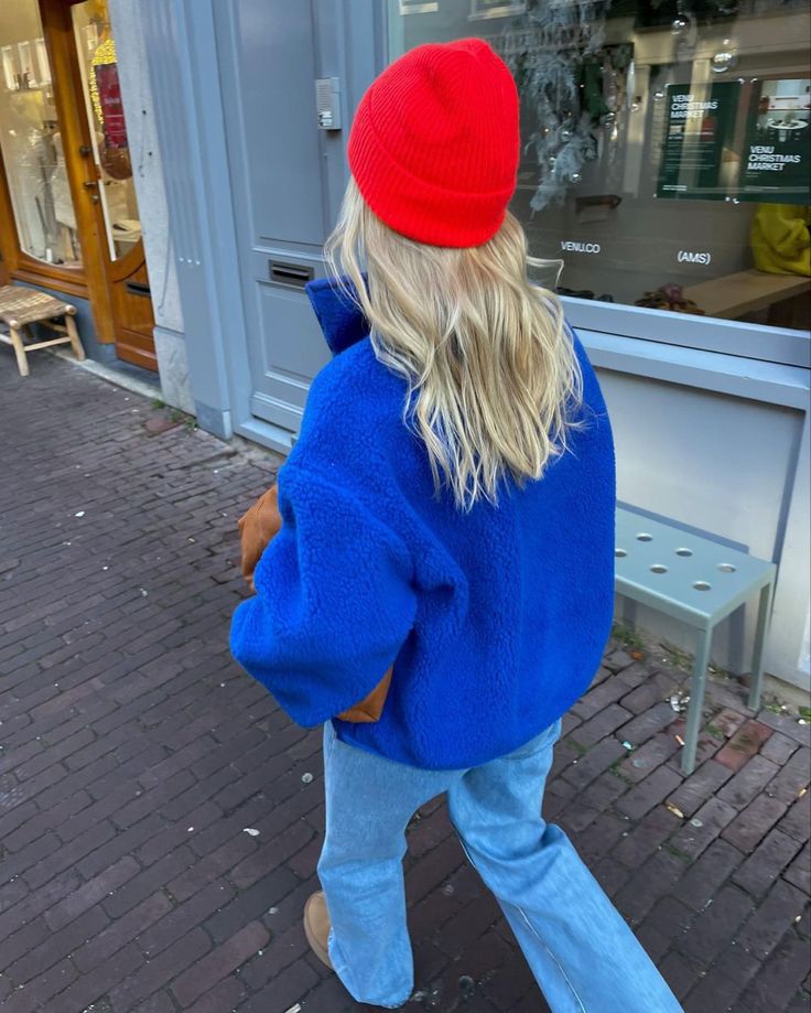 Jeans blue jacket eed beanie Royal Blue Beanie Outfit, Bright Blue Jacket Outfit, Red Sherpa Jacket Outfit, Red Fleece Jacket Outfit, Bright Beanie Outfit, Colorful Beanie Outfit, Red Beanie Aesthetic, Blue Sherpa Jacket Outfit, Royal Blue Jacket Outfits