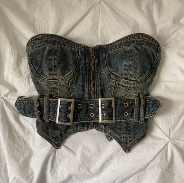 Corset Y2k Outfit, Grunge Upcycle Clothes, Corset Belt Outfit Grunge, Jean Corset Outfit, Corset Top Aesthetic, Corset Top Diy, Denim Corset Outfit, Jean Corset Top, Corset Jean