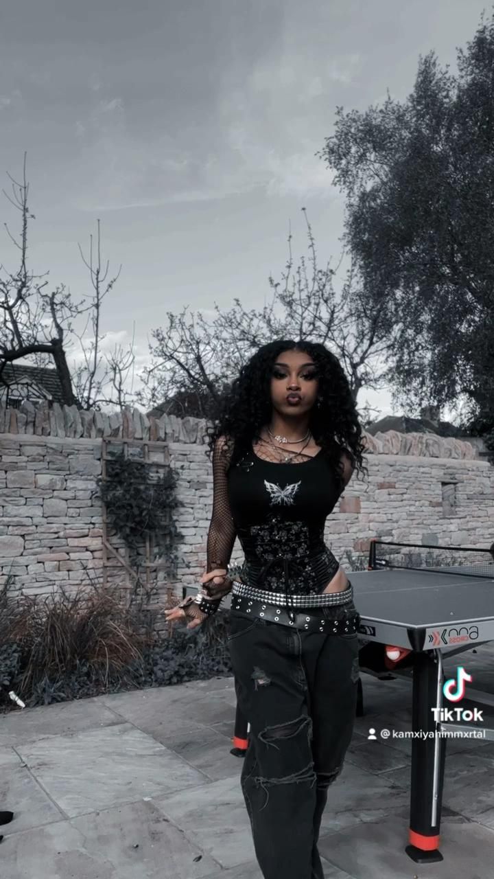 Grunge Outfit Black Women, Goth Black Women Outfit, Archived Fashion Aesthetic, Causal Goth Outfits, Hood Alt Aesthetic, Egirls Outfit, Alexiscore Aesthetic, Grunge Outfits Black Women, Punk Pop Aesthetic