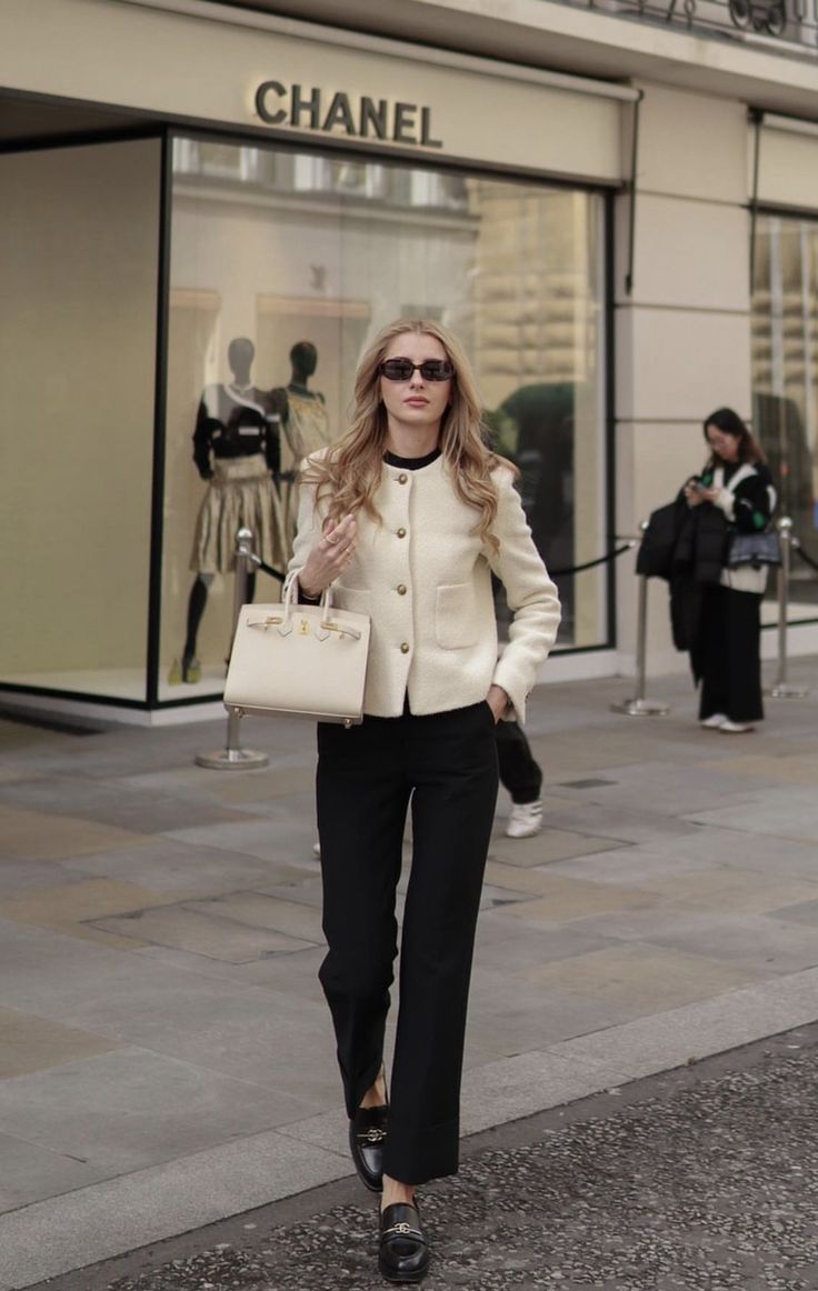 Relaxed Corporate Work Outfits, Chanel Outfits Women Korea, Lecturer Outfit Women, Hongkong Outfit Ideas, Old Money Office Outfit, Classy Hijabi Outfits, Business Woman Outfits, Hongkong Outfit, Tweed Jacket Outfit