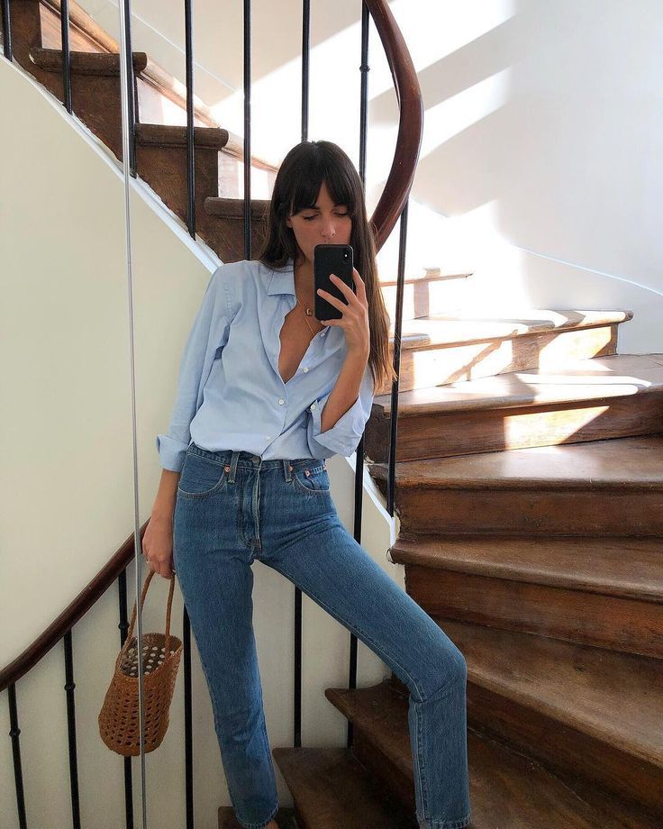 These are the most stylish French girls to follow on Instagram. Here, find the fresh talent we have our eye on for fashion inspiration. Spring French Style, French Wardrobe Basics, Leia Sfez, 5 Piece French Wardrobe, French Wardrobe, Parisian Chic Style, Style Rules, French Girl Style, French Girls