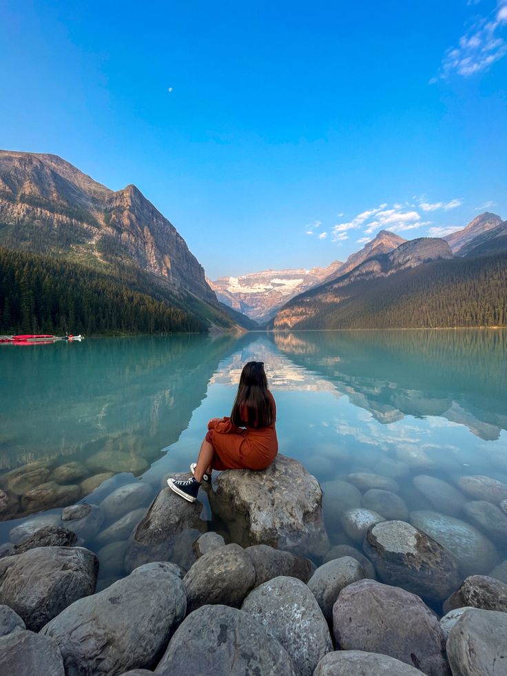 Lake Louise Pinterest photo ideas In a dress and a hat Lake Louise Photo Ideas, Lake Louise Aesthetic, Banff Inspo Pics, Banff Trip, Aesthetic Photo Ideas, Canada Trip, Insta Pictures, Lake Louise, Insta Inspo