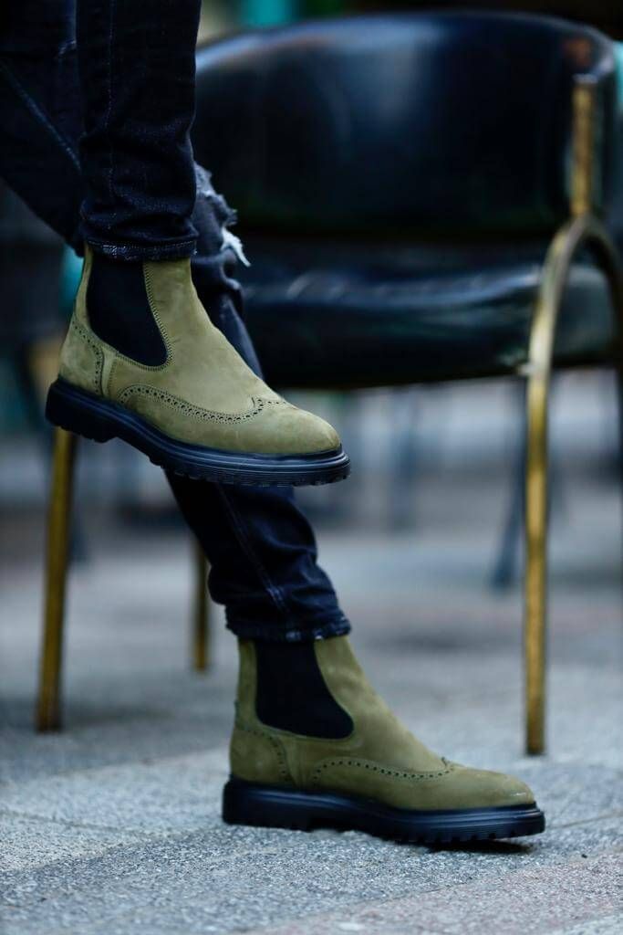 Wir präsentieren das Khaki Nubuk Chelsea Boots aus Leder

 Aus der 23"-Kollektion Herbst/Winter von HolloMen.

 Stiefel Farbe: Khaki

 Material: 100 % Nubukleder mit Eva-Sohle.

 Einzigartige Details: Runde Zehenpartie, elastische Seiten

 Absatzhöhe: 3 cm, Basishöhe: 1 cm

 Produktpflege: Mit einer weichen Bürste oder einem harten Schwamm reinigen.

 Größe in Bezug auf die Fußlänge: 38 -(23CM) 39(24CM) - 40(25CM) - 41(26CM) - 42(27CM) - 43(28CM) - 44(29CM) -45(30CM)

 Die genaue internationale Khaki Boots, Gifts Box, Winter 22, Winter 23, Shoe Inspo, Loafer Sneakers, Leather Chelsea Boots, Leather Gifts, Eva Sole