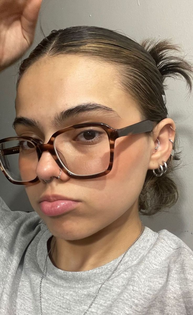 Statement Glasses Outfit, Large Glasses For Women, Cool Glasses Frames For Women, Lunette Aesthetic, Thick Glasses Aesthetic, Glases Girl Style, Nose Piercing With Glasses, Glasses 2024 Trend Women, Tortoise Glasses Women