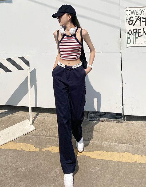 Style with a cropped top and sneakers for a comfy casual look. Perfect for park or mall dates High-rise waist Straight cut Zipper fastening High Waisted Pants And Crop Top Casual, Fold Over Waist Pants, Folded Waist Pants, Jennie Style, Fashion Chingu, Standing Poses, Capsule Outfits, Blackpink Fashion, Kpop Fashion