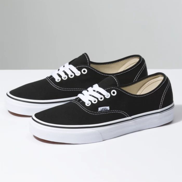 Authentic Mte Vans, Vans Authentic Black, Tenis Vans, Black And White Vans, Vans Original, Ashley Williams, Authentic Vans, Vans Black And White, Black And White Shoes