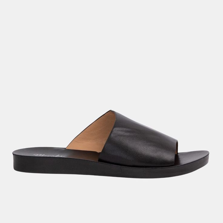 CHILL + CLEANA mix of monochrome colors, clean design and a wide strap gives the flat LOLA 1 a classic look.Category: SandalsFabric: Synthetic PuShoe Height: APPROX'' 1,04 INCH HEEL HEIGHTSeason: Spring/Summer/Fall