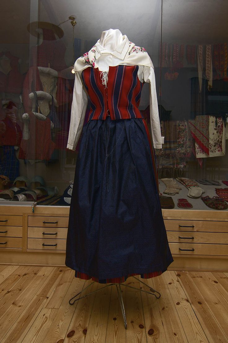 One version of Lappträsk's folk costume. Finn-Swedish. Photo: Linda Varoma Finnish Costume, Traditional Costume, Folk Costume, Traditional Outfits, Finland, Folk Art, Victorian Dress, Education, Clothes