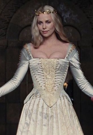 Ravenna Snow White, Queen Ravenna, Snowwhite And The Huntsman, Snow White And The Huntsman, Colleen Atwood, The Huntsman, Movies Outfit, Medieval Dress, Charlize Theron