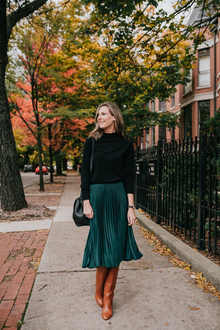 emerald green skirt #green #emerald #skirt #midiskirt #leatherboots #fallfashion #winterfashion #seeannajane Green Skirt Outfits, Green Pleated Skirt, Rok Outfit, Chique Outfits, Ținută Casual, 가을 패션, Green Skirt, Looks Style, Mode Inspiration