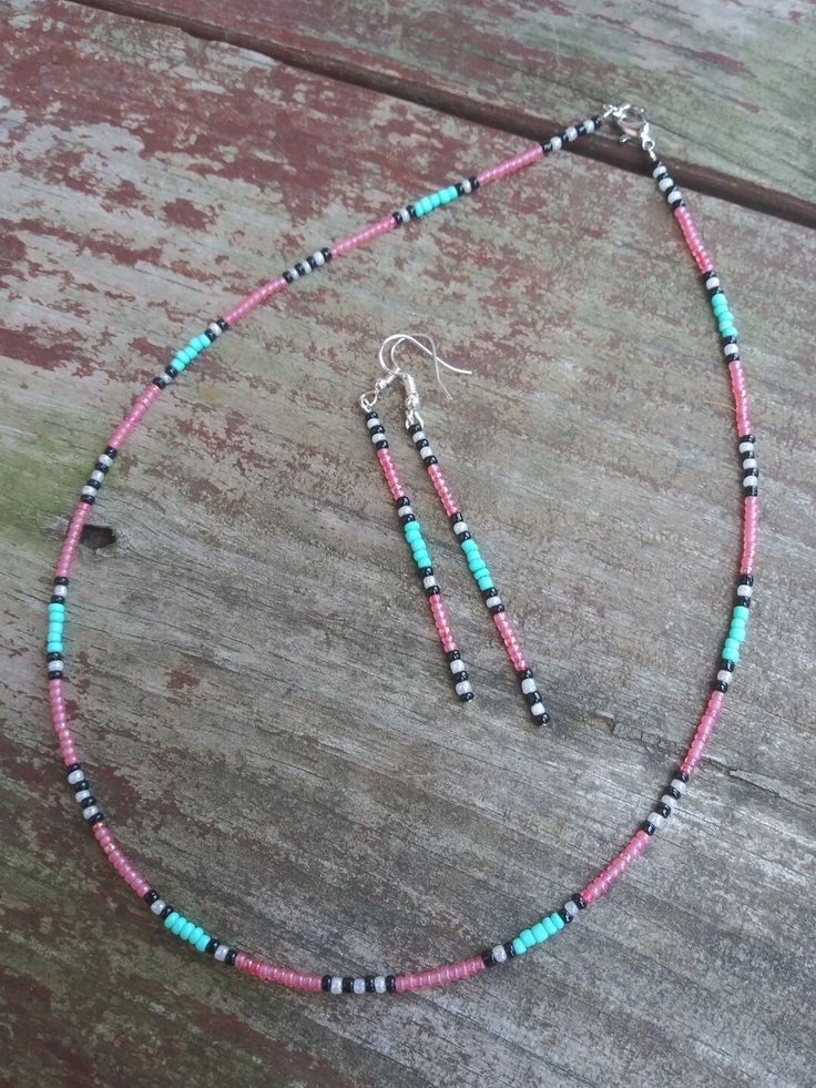 This beaded choker and earring combo features a western style beading color Seed Beads Necklace Ideas, Western Chokers Beaded, Western Beaded Jewelry, Native American Beaded Bracelets, Western Beaded Necklace, Diy Western Jewelry, Grunge Diy, Western Jewelry Necklace, Diy Choker Necklace