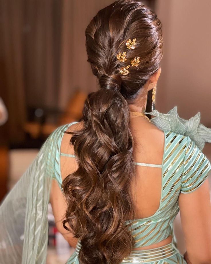 Braided Hairstyles Indian, Low Pony Hairstyles, Messy Braided Hairstyles, Messy Ponytail Hairstyles, Simple Bridal Hairstyle, Reception Hairstyles, Short Bridal Hair, Hairstyles For Gowns, Hair Style On Saree