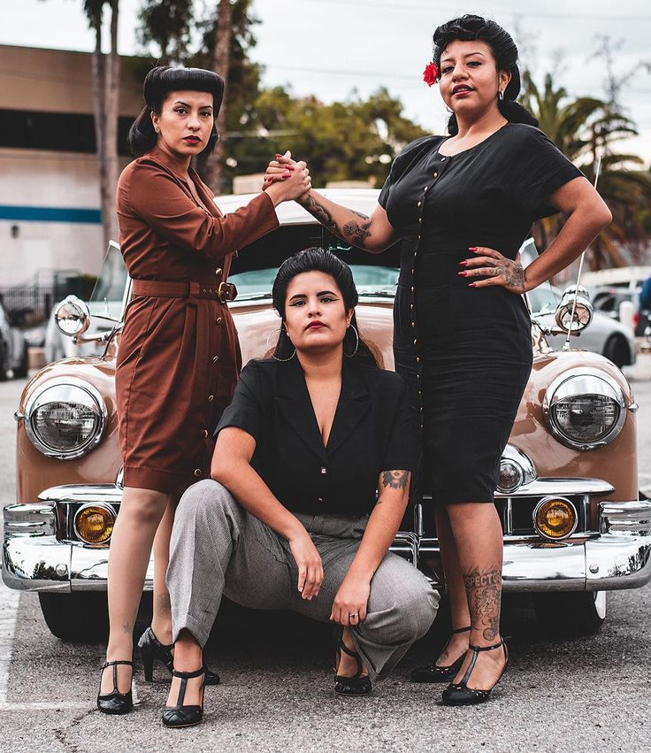 Originals Magazine on Instagram: “Keepin it old school! Flika by @twistedfatephotography #pachucas #chulas #chevybombs #vintagefashion #originalsmagazine” Mexican American Culture, Chola Style, Cholo Style, Chicana Style, Sleeves Ideas, Latina Fashion, Rockabilly Fashion, 1940s Fashion, Disney Outfits