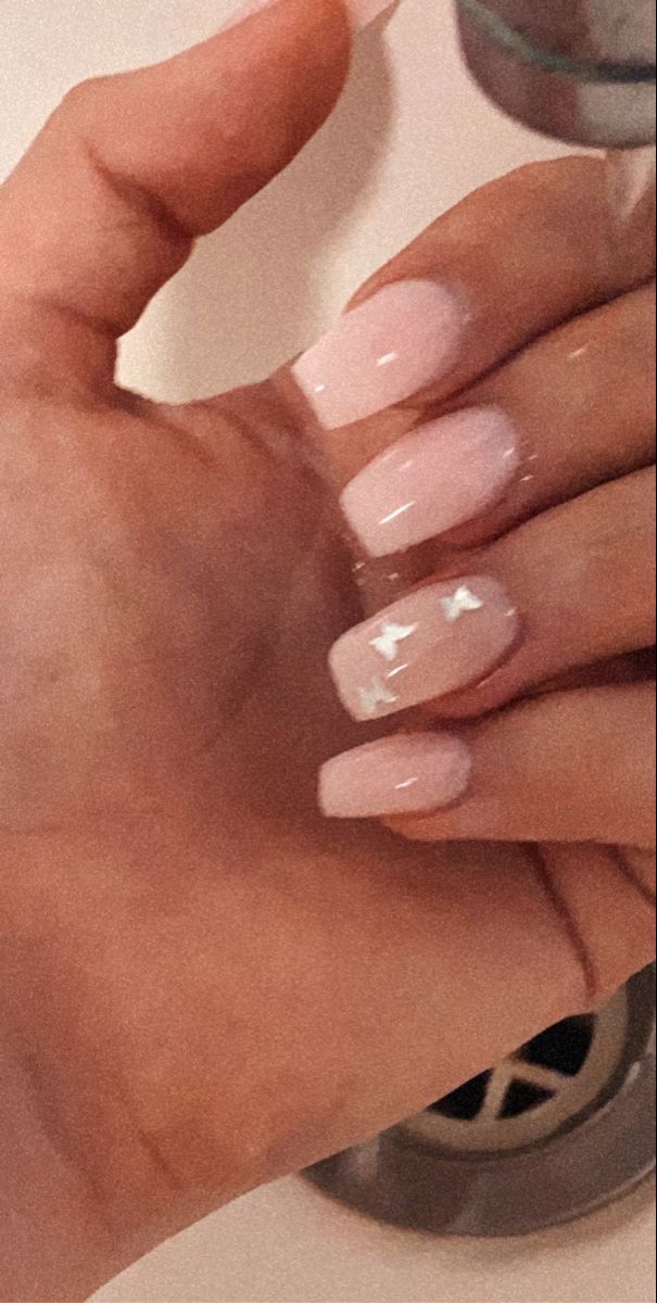 Nude to light pink, holographic butterfly acrylics. Coffin shaped 💗 Butterfly Nails Oval, Butterfly Nails Short, Butterfly Acrylics, Acrylics Coffin, Pink Butterfly Nails, Nail Butterfly, Holographic Butterfly, Nails Oval, Pink Holographic