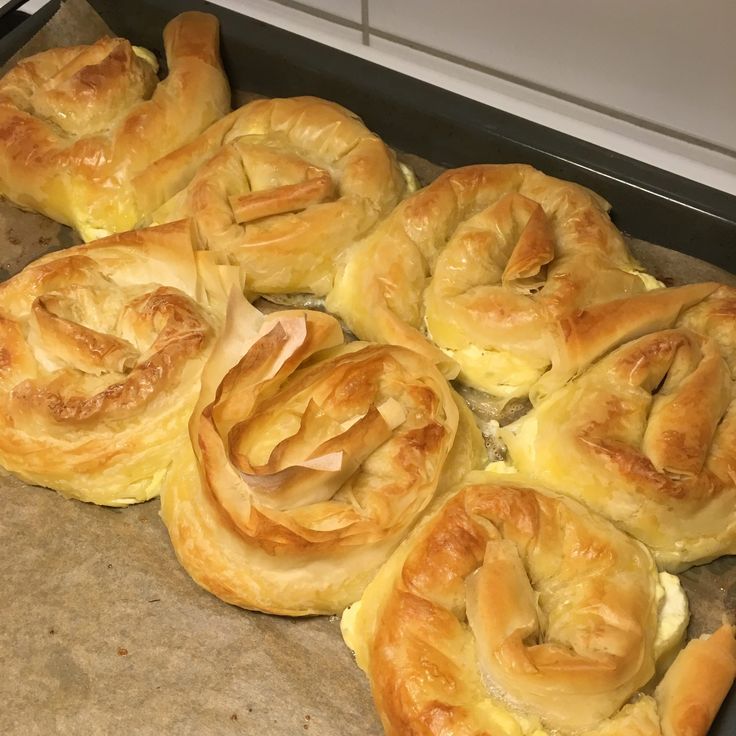 freshly baked bread rolls on a baking sheet