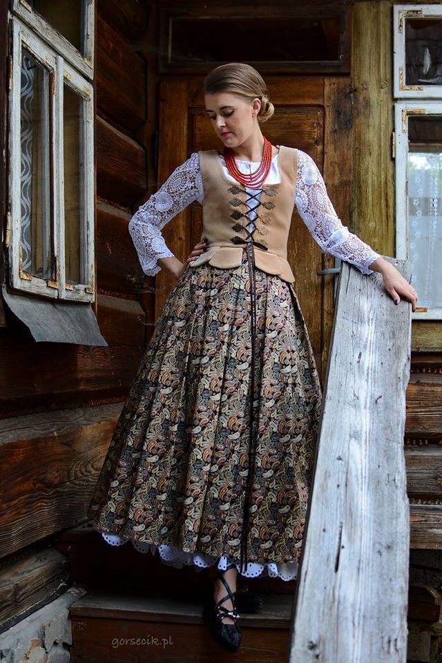 Polish Traditional Costume, Traditional Clothing Around The World, Beautiful Poland, 19th Century Dress, Slavic Clothing, Folklore Fashion, Polish Clothing, Polish Folk, Folk Clothing