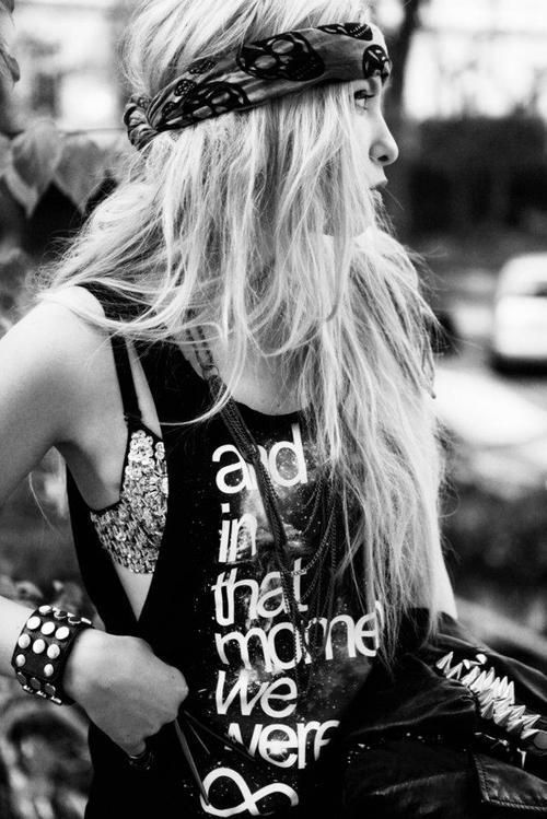 Music Festival Looks /// Rocker Chick Bandanna Muscle Tank Lace Bra Rebel Badass Hot Ways To Wear Bandanas, Styl Grunge, Festival Mode, Scene Girl, Look Grunge, Rocker Girl, Fest Outfits, Gili Trawangan, Mode Hippie