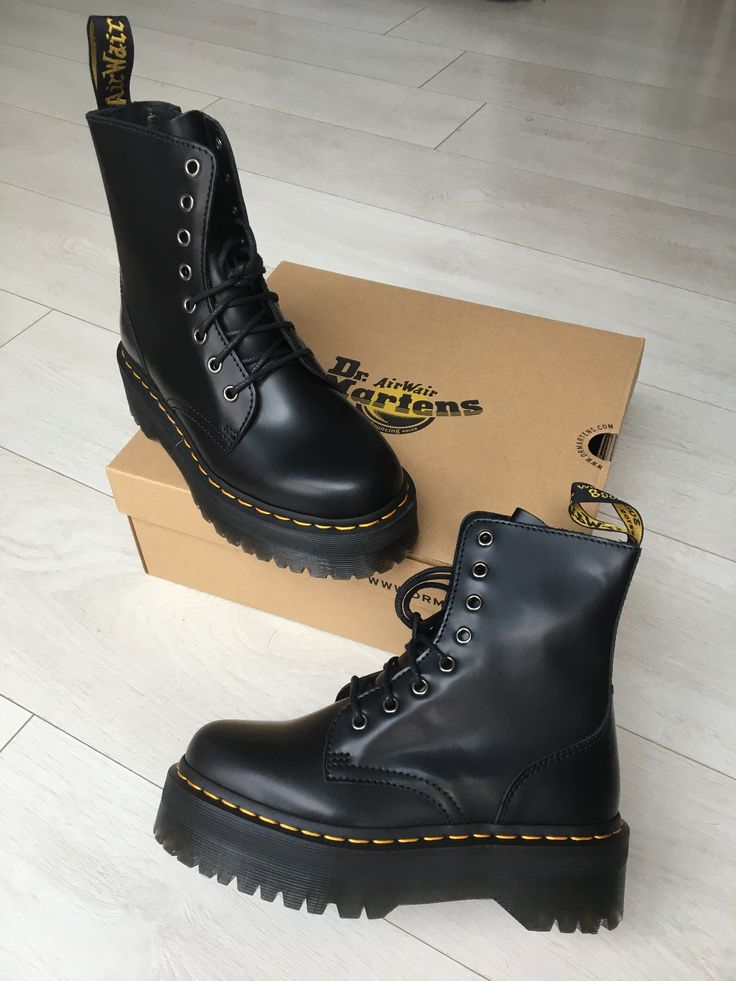 Black Doc Martens Aesthetic, Martin Shoes Outfit, Martins Boots Outfits, Dark Martins, Doc Martin Aesthetic, Cute Doc Martens, Doc Martins Outfits Aesthetic, Grunge Footwear, Dr. Martins