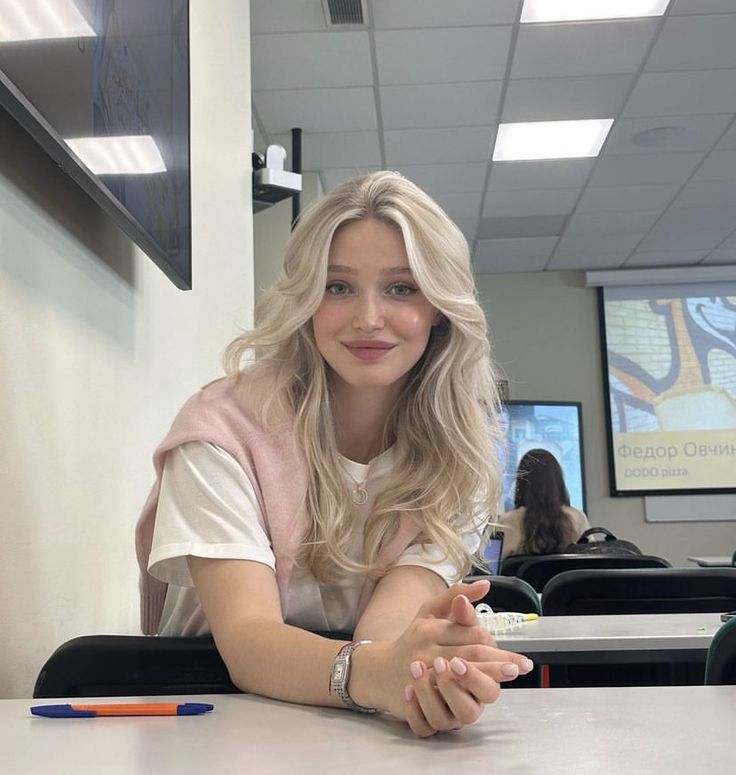 Blonde Model Aesthetic, School Aesthetic Study, Fitness Hairstyles, Pale Blonde Hair, Aesthetic Study, Pale Blonde, Long Run, School Aesthetic, Hair Long