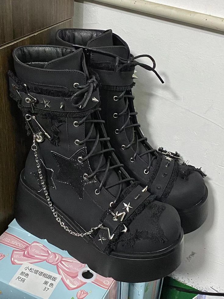 ❤star mode mark boots❤︎ Alt Shoes, Boots Y2k, Platform Shoes Boots, Grunge Shoes, Pocket Cat, Y2k Star, Alternative Shoes, Goth Shoes, Dr Shoes