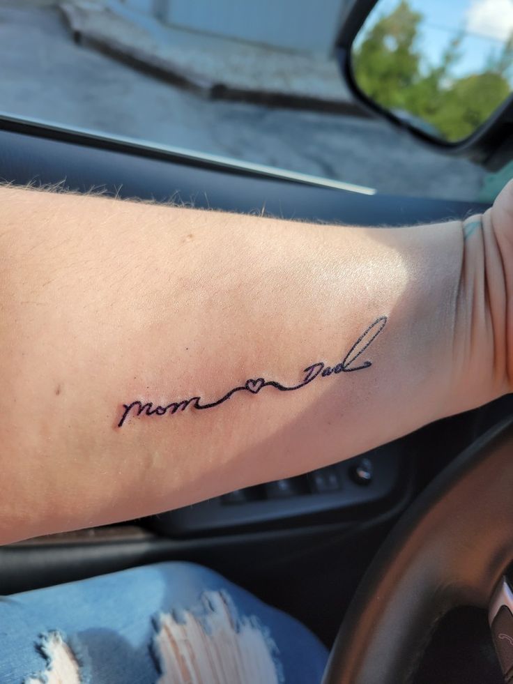 Tattoo Tattoo Ideas For Parents And Daughter, Sister Handwriting Tattoo, Love Mom And Dad Tattoo, Tattoos With Parents Handwriting, Mom Handwriting Tattoo, Mum And Dad Tattoos For Women, Mom And Dad Tattoo For Daughter, Tattoos For Mom And Dad, Tattoos Mum