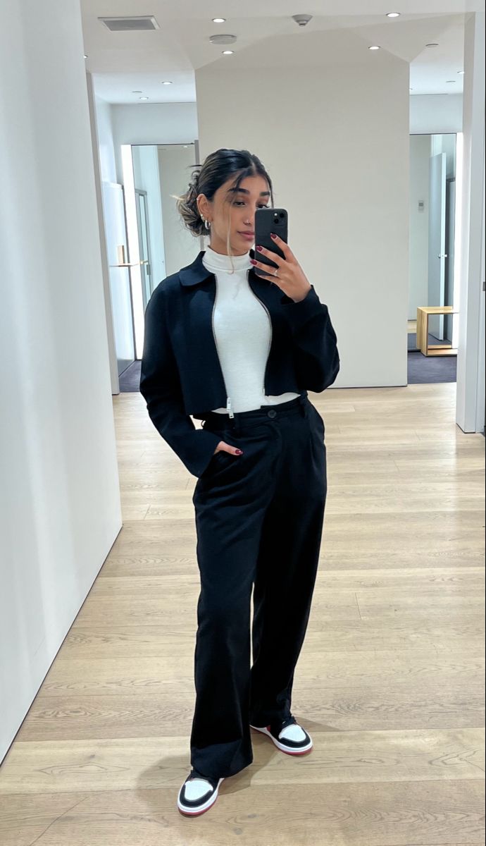 Dress Pants With Jordans, Jordans Business Casual, Nike Dunks Business Casual, Jordan 1 Work Outfit Women, Nike Business Casual, Outfit Inspo University, Makeup Interview, Outfit With Jordan 1, Interview Outfit Business Casual