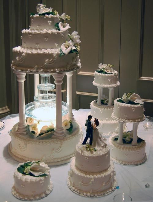 there are many wedding cakes on the table