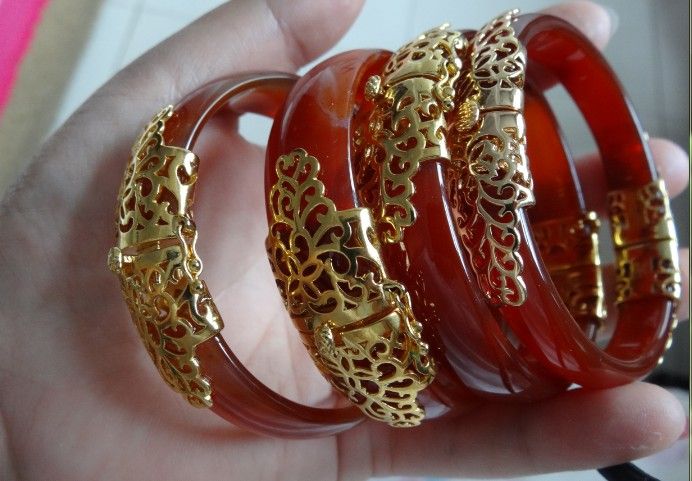 Red jade bracelet plated Red Jade Jewelry, Jade Bracelet Bangles Chinese, Jade Accessories, Red Jade Bracelet, Indigo Saree, Jade Design, Vietnamese Wedding, Chinese Accessories, Legs Mehndi Design