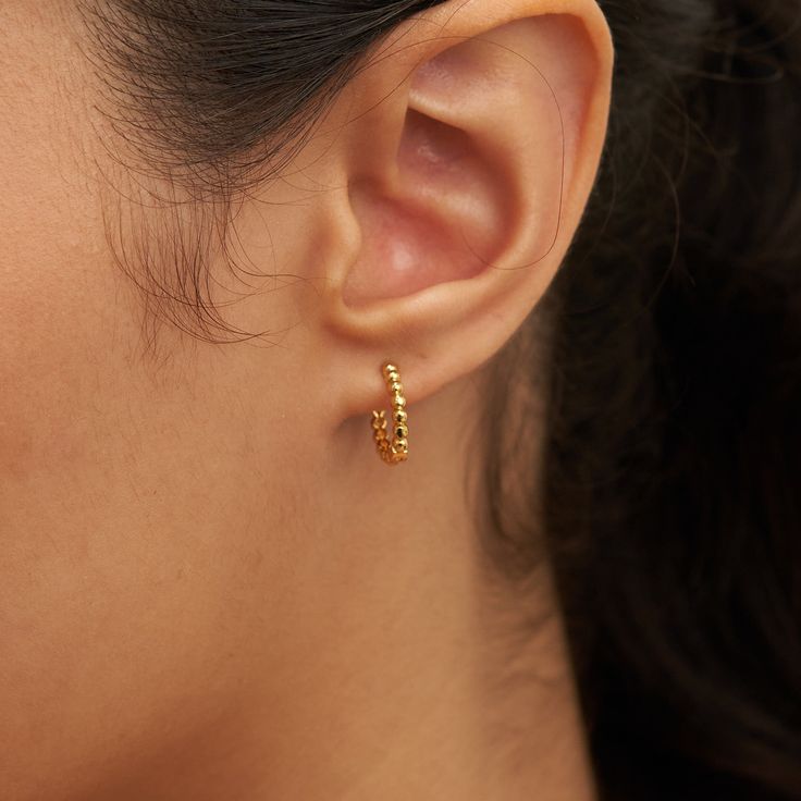 PRODUCT DETAILS Water Resistant💧 Brass 18K Gold Hypoallergenic Nickel Free SIZE:13mm DESIGNER NOTE Introducing the bijou design that has been implemented within your new go-to petite hoops. The Strive Earrings were handcrafted with a gold plated metal detailing a miniature ball shaped design. Hair in a bun, the Strive earrings & layer up some necklaces for a fresh coffee shop look. STYLE TIP: Keep on striving with your go to white tee, red lips, up-do & the Strive earrings. Designed in Texas. Gold Plated Huggie Earrings With Spring Ring Clasp, Dainty Gold Huggie Earrings With Spring Ring Clasp, Gold Plated Gold Huggie Earrings With Lever Back, Gold-plated Huggie Earrings With Lever Back, Hair In A Bun, Candle Table Decorations, Bedroom Sideboard, Design Hair, Faux Tree