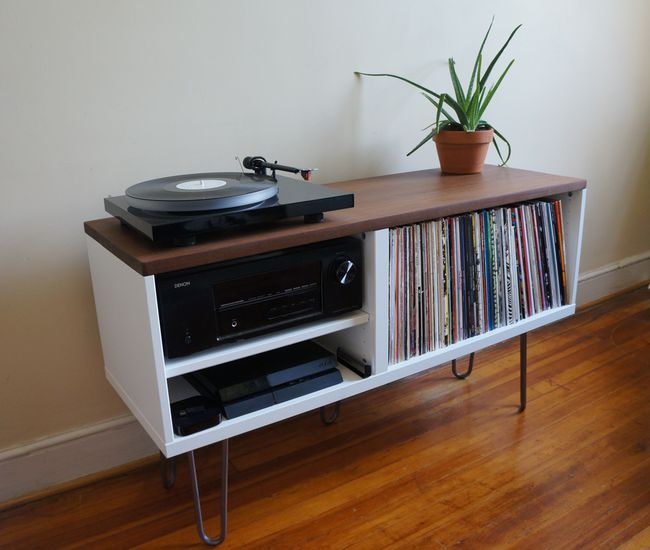 a record player is sitting on top of a shelf