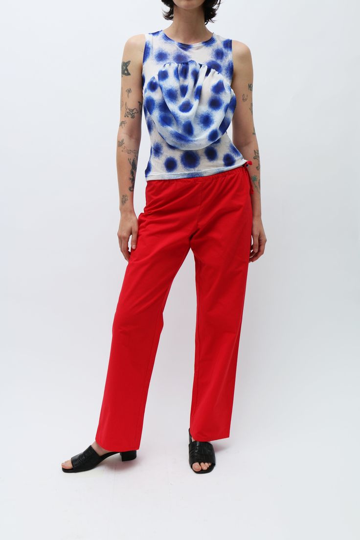 Red cotton poplin pants with fully adjustable tie waist. Low-rise fit, enhanced by a gathered waist. The pants are adorned with a long self-tie bow along the side. Poplin Pants, Tie Pants, 90s Calvin Klein, Red Tie, Jackie O, Tie Bow, Late 90s, Helmut Lang, Cotton Poplin