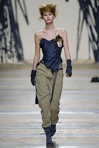 Vivienne Westwood Autumn/Winter 2006 Ready-To-Wear Collection | British Vogue Vivienne Westwood Punk, Vivienne Westwood Fashion, Andreas Kronthaler, Runway Fashion Couture, British Vogue, Mode Inspo, Descendants, Punk Fashion, Vivienne Westwood