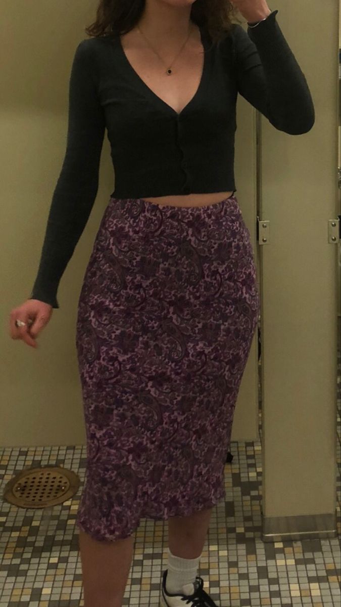 Aesthetic Pencil Skirt Outfit, Middy Skirt Outfits, Purple Midi Skirt Outfit, Purple Skirt Outfit Aesthetic, 90s Midi Skirt Outfit, Paisley Skirt Outfit, Midi Skirt Aesthetic, Midi Skirt Outfit Aesthetic, Purple Skirt Outfit