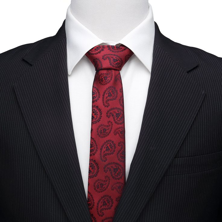 Haga una declaración audaz con esta corbata de lujo roja 100% seda.  Lo que al principio parece ser un elegante diseño de Paisley pronto revela sus secretos, con el logotipo de Batman ubicado al frente y al centro de cada motivo rizado en un fino hilo negro.  Licencia oficial de DC Comics. Red Ties For Black-tie Events, Red Necktie For Semi-formal Occasions, Red Semi-formal Necktie, Classic Red Neckwear With Ties, Red Formal Neckwear Standard Tie, Red Business Tie, Classic Red Suit And Tie Accessories For Business, Classic Red Suit And Tie Accessories For Semi-formal Occasions, Red Semi-formal Standard Tie