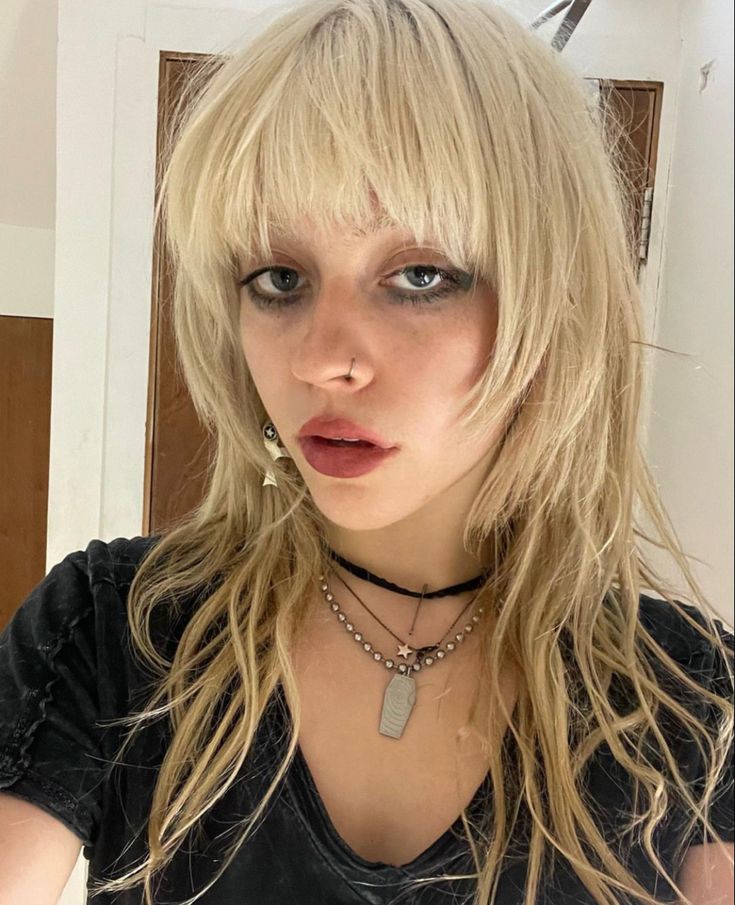 Pale Face Hair Color Ideas, Choppy Blonde Hair, Mullet Long Hair Women, Wolf Cut Blonde Hair, Half Bleached Bangs, Blonde Goth Hair, Straight Hair Shag Haircut, Grunge Blonde Hair, Alt Blonde Hair