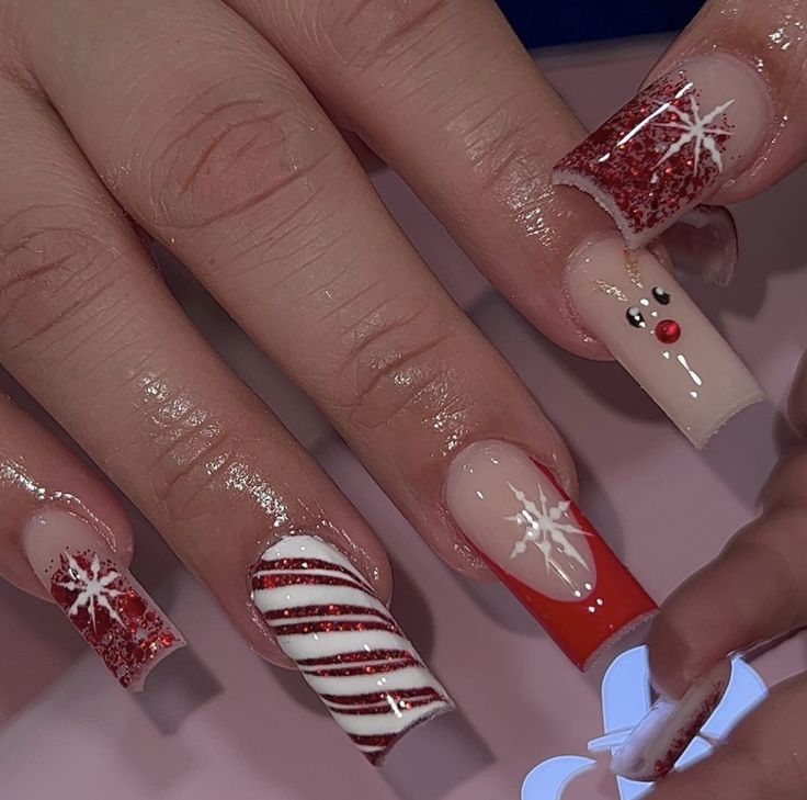 Mid Length Christmas Nails, Christmas Nails Mid Length, Red Nail Designs Christmas Holidays, Christmas Medium Nails, Christmas Nails Red Designs, Christmas Green And Red Nails, Winter Nails Inspo Short, Christmas Nails 2023 Red And Green, Red And Green Christmas Nails Acrylic