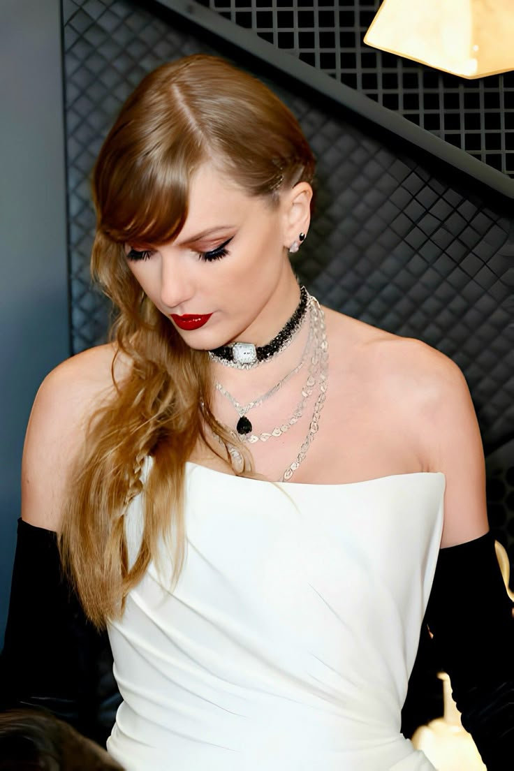 Taylor swift Carpet Outfits, Estilo Taylor Swift, Taylor Swift Cute, Red Carpet Outfits, Mother Is Mothering, Taylor Swift Wallpaper, Miss Americana, Long Live Taylor Swift, Live Taylor