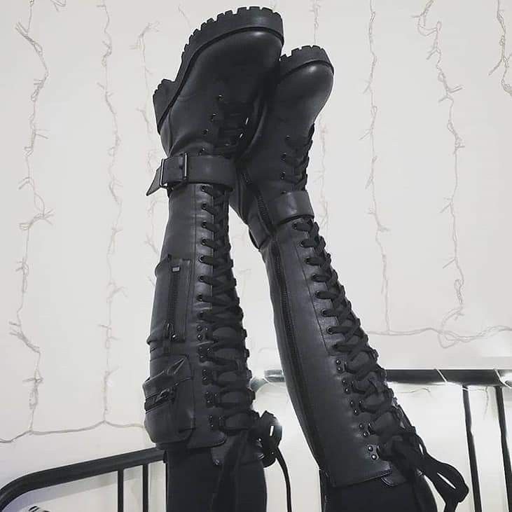 Mode Editorials, Goth Shoes, Motorcycle Boots, Edgy Outfits, Character Outfits, Boots Outfit, Goth Fashion, Grunge Outfits, Gothic Fashion